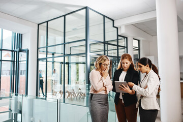 Fototapete - Tablet, research or businesswomen in meeting in modern office for teamwork, results or collaboration. Entrepreneur, news or group of people speaking in discussion for feedback, planning or project