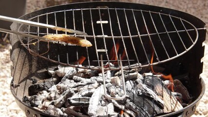 Sticker - crevettes déposées sur un barbecue au charbon de bois