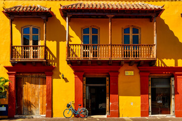 Wall Mural - Bicycle parked at the entrance to a traditional building in Cartagena de Indias, Colombia