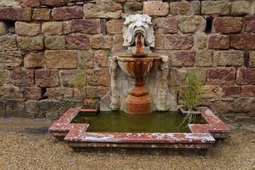 Wall Mural - Brunnen in der Abtei Sainte-Marie de Fontfroide