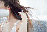 ドライヤーで髪の毛を乾かす日本人女性の手元