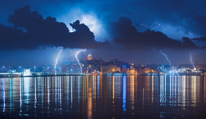 Fototapete - Bosphorus and view of the Galata area of Istanbul - A powerful electric shock hits the city center with multiple lightning strikes near the Galata tower - Istanbul, Turkey