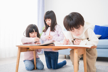 Wall Mural - 部屋でお勉強をする子どもたち