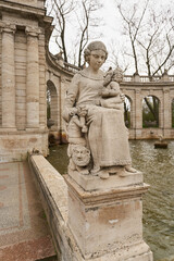 Märchenfigur Schneewittchen mit einigen Zwergen am Märchenbrunnen aus dem Jahre 1913 im beliebten Volkspark Friedrichshain in Berlin