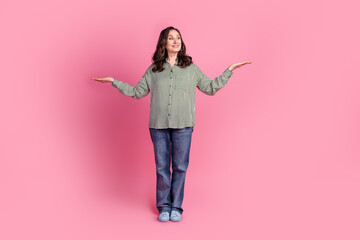 Poster - Full size photo of nice aged woman hold empty space vs wear shirt isolated on pink color background