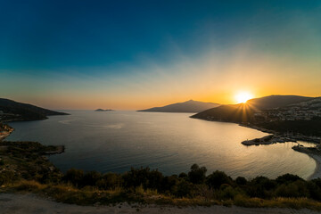 Wall Mural - The view of the setting sun after the magnificent sea and mountains accompanied by sunset.