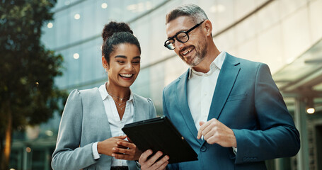 Aufkleber - Man, woman and tablet for business in city with smile for approval, deal or notification from contact. People, partner and digital touchscreen with reading, happy and app for good news in New York
