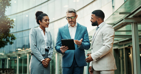Aufkleber - Business people, tablet and collaboration in city with manager for planning, meeting and travel together. Ceo, woman and technology outdoor with partnership for research and client feedback review
