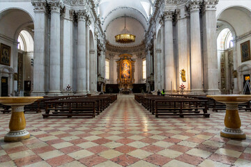 interno duomo vecchio brescia italia