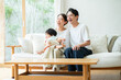 © folyphoto - 3人家族イメージ