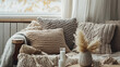 © vitor - Um recanto acolhedor e convidativo com foco em cobertores e travesseiros de malha que demonstram conforto e artesanato