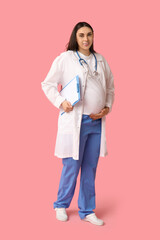 Poster - Beautiful young pregnant doctor with clipboard on pink background