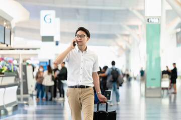 Poster - 空港内を歩く男性