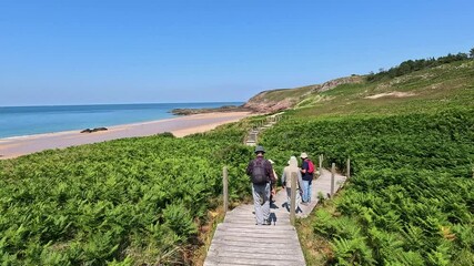 Canvas Print - Randonneurs seniors sur le GR34 au niveau du Cap d'Erquy en Bretagne - France