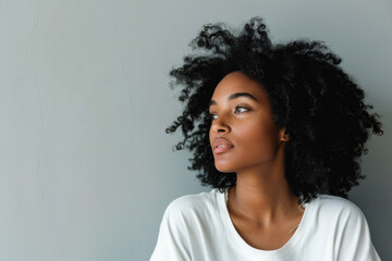 Wall Mural -  Beautiful black woman wearing bella canvas white t shirt and jeans, studio shot. Design t shirt template, print presentation mockup