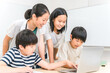 © buritora - 学校の授業でパソコンを使って勉強する小学生の子供達（ICT教育・学校・塾・クラスメイト）