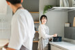 © buritora - キッチンで料理・家事をする若いアジア人夫婦・カップル（自炊・共働き・朝食・ランチ）