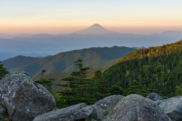 Wall Mural - 夏の国師ヶ岳から夜明けの富士山