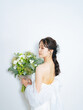 © metamorworks - ブーケを持った花嫁　ブライダルフォト　ウェディングフォト　前撮り