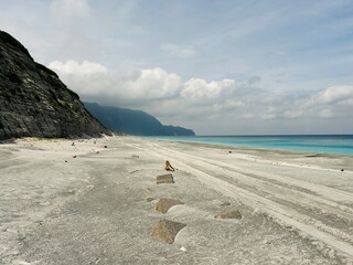 Habushiura Shore is a 6.5-kilometer-long white sand beach that rests under tall cliffs on the eastern side of Niijima Island in Tokyo JAPAN