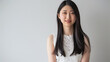 © bephoto - 白い背景のレースディテールの白いドレスの日本人女性