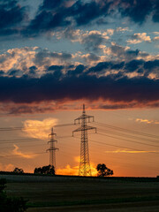 Poster - Hochspannungsmasten nach Sonnenuntergang