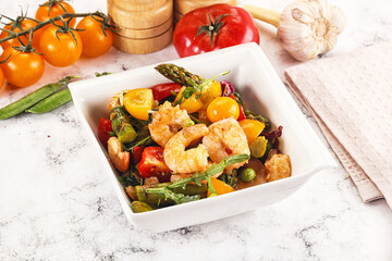 Wall Mural - Gourmet salad with prawn and asparagus