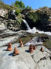 Wall Mural - Cailloux empilés sur un rocher au bord d'une rivière, Cévennes