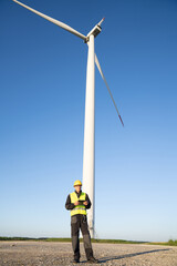 Aufkleber - Engineer with digital tablet controls wind turbines