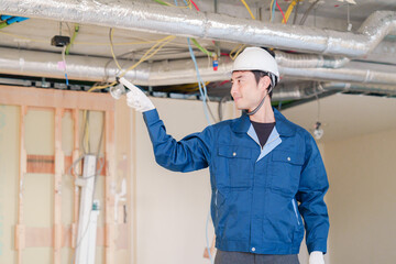 Poster - 指差しをして安全確認をする男性の建築作業員