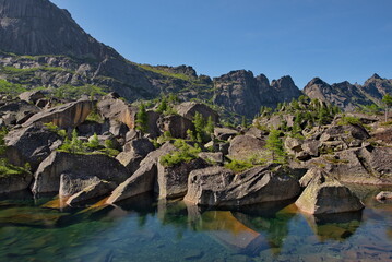 Canvas Print - Russia. The South of Siberia. Western Sayan. Panoramic view of the alpine lake Harmony, surrounded by the harsh cliffs of the Ergaki Natural Mountain Park.