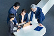 © metamorworks - 会議するビジネスパーソンのグループ