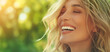 © vitor - Close-up de mulher loira sorrindo em fundo panorâmico verde, banner de foto da web