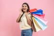 © zinkevych - Brunette woman wearing casual T-shirt and jeans holding shopping bags