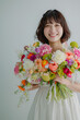 © Logmotion - カラフルな花束を持った笑顔の絵ジア人女性