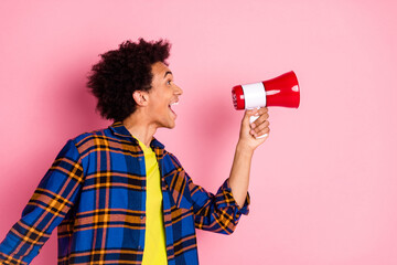 Poster - Photo of cheerful excited nice man wear checkered clothes announce news isolated on pink color background