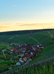 Canvas Print - Sonnenuntergang über den Weinbergen an der Vogelsburg und der Volkacher Mainschleife mit den  Weinorten Escherndorf und Nordheim am Main, Landkreis Kitzingen, Unterfanken, Bayern, Deutschland.