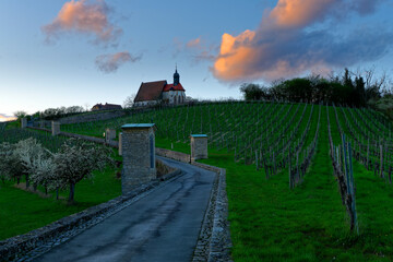 Wall Mural - Abend über der Mainaue zwischen Fahr am Main und Volkach und der Kirche Maria im Weingarten, Landkreis Kitzingen, Unterfanken, Bayern, Deutschland.