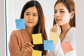 Wall Mural - Creative Asian businesswoman in meeting workshop coming up with many positive ideas to help developing their corporate business. Group discussing and brainstorm concept. uds