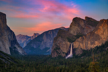Wall Mural - yosemite valley and bridalveil fall at sunset from tunnel view, california. long exposure.