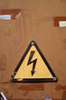 © Darío Peña - Señal de peligro por electricidad en pared sucia