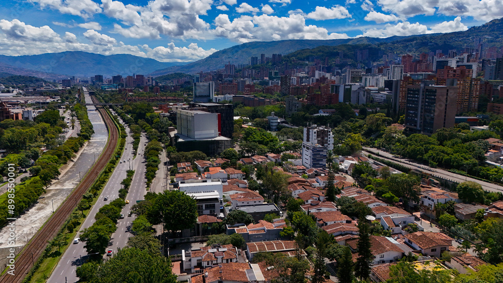 Imagen aérea tomada desde el sur de la ciudad de Medellín, cerca al río ...