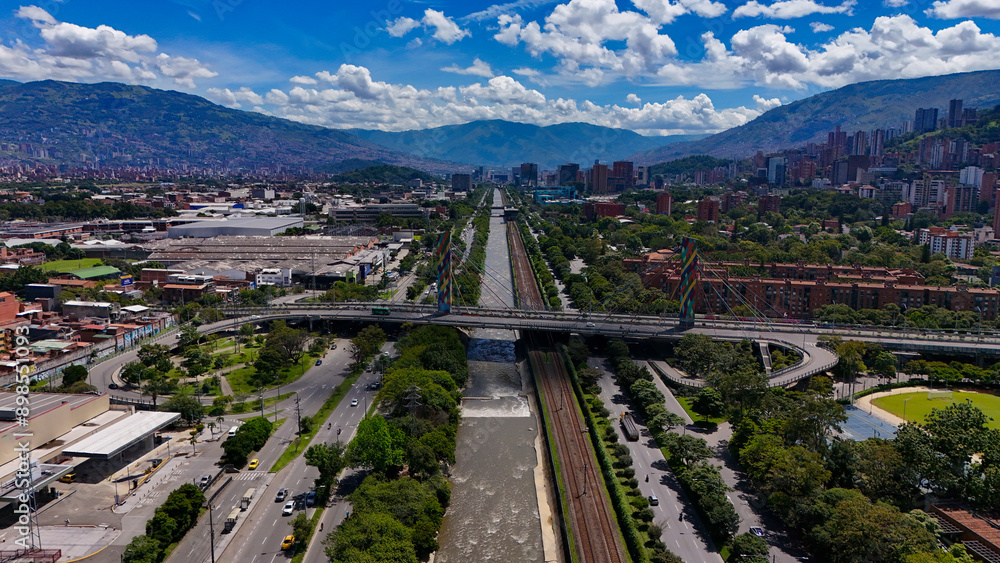 Imagen aérea tomada desde el sur de la ciudad de Medellín, cerca al río ...