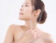 © STORY - 若い女性エステイメージ　日本人　美容スキンケア