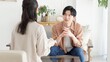© mapo - 心理カウンセリングを受ける男性