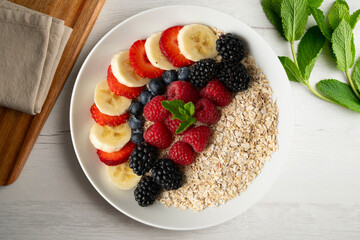 Canvas Print - Delicious and healthy bowl of oatmeal with red fruits, raspberries, blueberries, strawberries and banana.