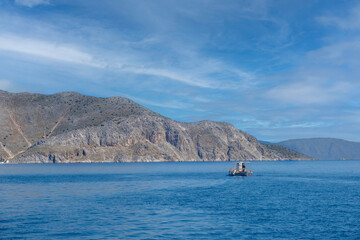 Poster - Fischerboot vor der Küste der Insel Symi, Griechenland