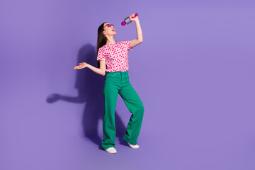 Poster - Full body photo of attractive young woman sing karaoke dressed stylish pink clothes isolated on violet color background