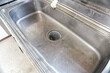 © Kyohei Kaneko - 掃除前で汚れがたくさんな古い古民家台所の流し Old kitchen sink before cleaning