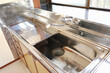 © Kyohei Kaneko - 鏡面仕上げにした古い古民家の台所の流し Old kitchen sink polished as shiny as mirror